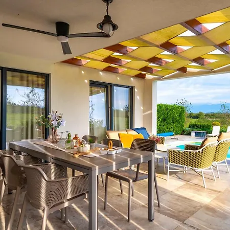 Royal Four Villa Nin