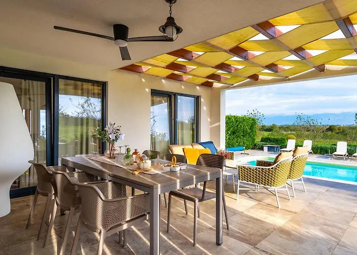 Royal Four Вилла Нин